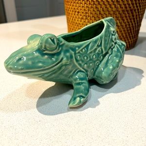 McCoy USA frog planter. Vintage with McCoy marks. Excellent condition.